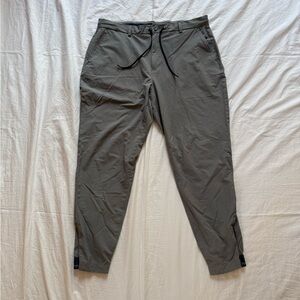 Vineyard Vines grey On-The-Go pant Men’s L